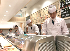 「寿司・和食 魚がし日本一 」「和食 青ゆず寅」「青柚子」／株式会社にっぱん 求人 市場からの直接仕入による圧倒的な商品力で、楽しく、無理なく働ける、しっかり休める充実の環境や好条件を実現しています