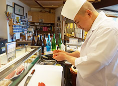 江戸前寿し 回転寿し 立ち食い寿し 「寿し常」／株式会社 豊田 求人 飲食業界未経験者も歓迎！短時間勤務など希望にもお応えいたします。※飲食業界経験者の方はもちろん優遇いたします。