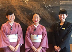 株式会社 なだ万 求人 スタッフ間のチームワークは抜群。忙しい時ほど助け合いながら仕事をしています。