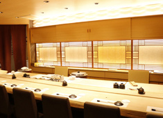 Uoko Global 株式会社 求人 「魚こう鮨」では、ネタケースの無いカウンターでこだわりの鮨を提供しています。