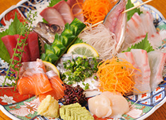 Uoko Global 株式会社 求人 鮮魚専門店「魚耕」から新鮮な魚介を毎日仕入れており、素材の鮮度は抜群です。