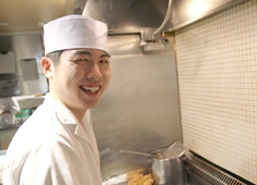 和食 ぬる燗 佐藤（東京レストランツファクトリー株式会社） 求人 ランチなし店舗有→13：00～23：30勤務です。引越し支援制度有！遠方や地方から上京する皆さんをサポート！
