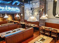 株式会社パッションアンドクリエイト／Passion & Create Co., Ltd. 求人 レンガ調のオシャレな店内。肉バルやアメリカンダイナーの様な雰囲気のお店作りをしています。