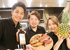 肉塊UNO 求人 若手～中堅まで、様々な経験を持ったスタッフが毎日笑顔で活躍中！全員営業を貫くからこそ、楽しんで働ける環境です！