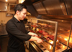 肉塊UNO 求人 コース1本勝負だから働きやすい！ちょっと大げさかもしれませんが、肉の全てを学べる環境が揃っていますよ！