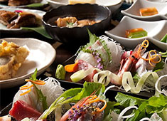 株式会社ムーブメンツ 求人 ▲確かな目利きにより仕入れる旬の食材には絶対の自信があります。素材を活かした調理法でおもてなし致します。
