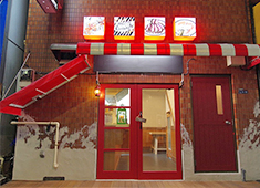 「肉屋のイタリア酒場 Mario」「ビストロ酒場 ジャンラフィット」 求人 王子駅からもほど近い路面にお店を構え、外観も特徴的なお店です。