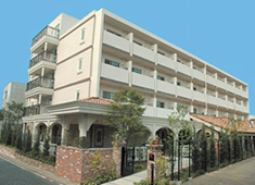 「ロングライフ・クイーンズ宮崎台」「ロングライフ梶ヶ谷」／ロングライフダイニング株式会社 求人 【ロングライフ梶ヶ谷外観】駅から徒歩2分の好立地エリアでアクセス良好です。