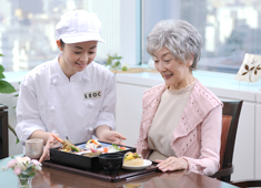 株式会社LEOC（レオック） 求人 【高齢者施設】
入居者様にとって食事は生活の中心であり、日々の楽しみの一つ。だからこそ食の感動を大切にしたい。