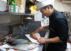 株式会社バーチャス 求人 出来合いの食材ではなく、丸の鮮魚なども独自に仕入れています。魚の技術を活かしたい方、学びたい方も大歓迎です！