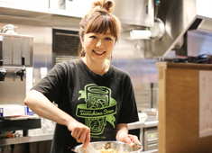 大衆酒場 アオギリ 求人 「めっちゃ楽しい」と語る女性スタッフも在籍！現在のレベルに合った仕込み作業から参加してます。
