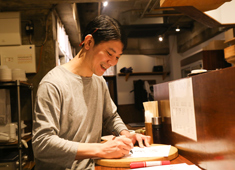 大衆酒場 アオギリ 求人 壁に貼るメニューを書いているのはオーナーです。スタッフとの距離が近く、働きやすい環境です。