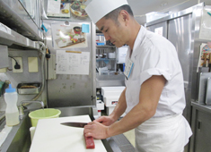 小田原お堀端 万葉の湯 求人 魚を捌ける方は特に歓迎しています！ただ必須ではなく、調理経験がある方であれば誰でも歓迎です！