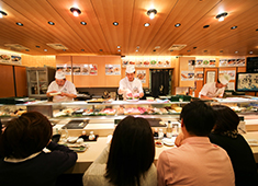 株式会社 梅丘寿司の美登利総本店 求人 各地から仕入れる魚介。鮮度と質の高さが美登利の人気の秘訣です。