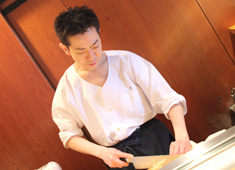 六本木 鮨けん 求人 見習希望の方も大歓迎。寿司職人を目指す皆さんは20年後には希少価値の高い存在になっているはずです！