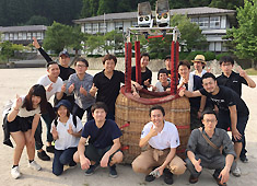 最高傑作 佐賀県三瀬村ふもと赤鶏／株式会社 fun function 求人 生産地へ伺う産地研修。食材の知識や生産現場の苦労を学んだり、生産者・町長などと触れ合いながら交流を深めます。