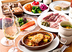 Au Comptoir Echezeaux（オ コントワール エシェゾー）／株式会社 タテイシ 求人 現在は「有機野菜のサラダ」その他にもビストロの定番メニューなど様々なラインナップを提供しています。