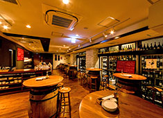 Au Comptoir Echezeaux（オ コントワール エシェゾー）／株式会社 タテイシ 求人 「ワインカーヴをイメージした内装」ワイン好きやワイン通で日々賑わうアットホームなお店です。