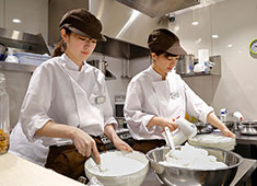 幸せのパンケーキ 求人 女性スタッフも多く、とても働きやすい会社です！