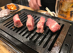 株式会社 ヒデムネ 求人 新店のホルモン焼業態「虎門」は、美味しいことは言うまでもなく、気のおけない仲間と気軽に入りやすい居心地の良さも魅力