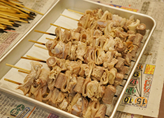 渋谷 鳥市／株式会社 遠州山一 求人 一串一串を丁寧に打つ「鳥市」の焼鳥は他のお店よりも大きいのが人気の秘訣です。