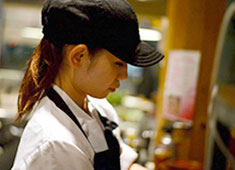 株式会社 ウェイブズ 求人 女性の料理人も日々成長しています。料理を学びたい方大歓迎です。安心してご応募ください。
