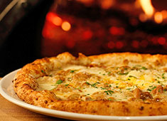 Trattoria Azzurri（トラットリアアズーリ）、他／株式会社ノースコーポレーション 求人 薪窯で焼き上げるピッツァ。ピッツァイオーロの技術を学びたい方も大歓迎です！