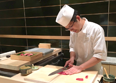 「寿司・和食 魚がし日本一 」「寿司 美寿思」「和食 青ゆず寅」「青柚子」／株式会社にっぱん 求人 寿司 美寿思（汐留）でも寿司職人を募集中です。
客単価13000円
客席数46席