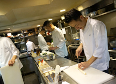 「並木橋 なかむら」「味のなかむら」「六本木 蕎麦前 山都」、他 求人 【麻布笄町 味のなかむら】広尾
客席数70席　客単価8500円
勤務店舗は終電を考慮し配属を決定します。