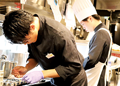 パリの朝市 求人 スタッフ間のチームワークは抜群。働きやすい環境です！スグ職場に慣れます。