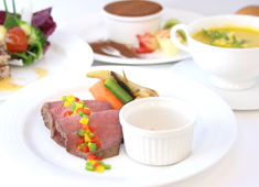 株式会社LEOC（レオック） 求人 有料老人ホーム内レストランのイベントでのお食事。皆様に楽しんでいただけるよう、フレンチのコース料理を提供しました。