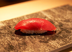 株式会社 プレジャーフーズ 求人 旬や走りを大切にする江戸前鮨の伝統を守りながらも、斬新なメニューや美しい盛り付けでお客様を楽しませています。