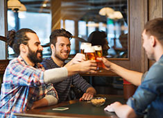 Zum BIERHOF NEU（仮称）／※「新宿」新店プロジェクト準備室 求人 常時15種類を超える独占輸入の樽生ビールや世界のボトルビールを提供する世界のクラフトビールを集めたビアバー。