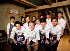 田中田 西麻布、ほか／田中田 GROUP 求人 田中田グループのお店では、料理人が活躍しています！和食の基礎から応用まで、幅広く全てが身につきます。