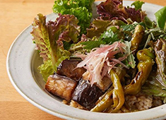 株式会社GREENBOWL 求人 ▲定番メニューや季節メニューの開発・改善も継続的に行っています。お客様に喜んで頂けるメニューを作って行きましょう！