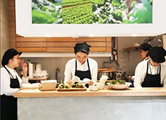 株式会社GREENBOWL 求人 ▲自信を持ってお客様へお届けできるよう、生産者さんの元にも定期的に足を運んでいます！