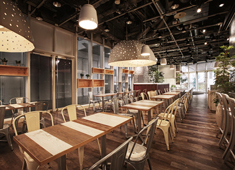 café STUDIO（カフェ ステュディオ） 求人 天井も高く落ち着いた空間の中で、ゆったり楽しく仕事が出来る環境です。