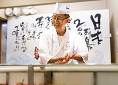 株式会社 梅丘寿司の美登利総本店 求人 各地から仕入れる魚介。鮮度と質の高さが美登利の人気の秘訣です。