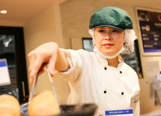 スワンベーカリー パトリア品川店／日本総合住生活株式会社 求人 働きやすい環境なので、女性スタッフも活躍中！遅めの出社で早めの退勤なので、主婦の方も働く事ができる環境です。