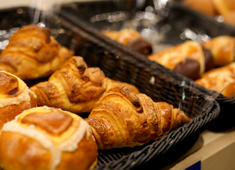 スワンベーカリー パトリア品川店／日本総合住生活株式会社 求人 いつも美味しい焼きたてパンが並んでいます。