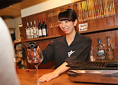 株式会社ファーストリング 求人 平均年令27才！キッチン、ホールの垣根がなく、お互い助け合いながら仕事ができる環境です！