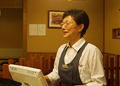 室町砂場 求人 ホールは女性スタッフも多く活躍しています。