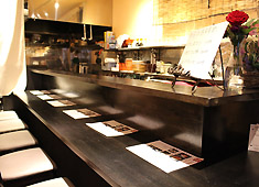 A.テオ　B.あっぱれ酒場／株式会社アトリエパレット 求人 「あっぱれ酒場」はカウンター席中心のお店です。
