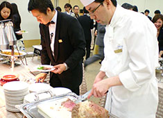 株式会社サンケイ会館　※ケータリング部 求人 ケータリング会場での切り分けや盛り付けなど、料理の技術を魅せる場面もあります。