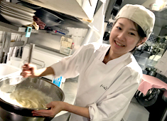 Restaurant GINZA KAZAN／株式会社Gコンセプト 求人 キッチンは20代5名、30代5名のスタッフが活躍中！（うち女性3名）仕込み中もスタッフの笑顔が絶えない職場です。