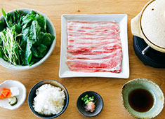 恋する豚研究所／社会福祉法人 福祉楽団 求人 食堂で提供している「しゃぶしゃぶ定食」。こちらは素材の旨味をシンプルに味わっていただく定番メニューです。