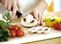 Zum BIERHOF NEU（仮称）／※「新宿」新店プロジェクト準備室 求人 若手キッチンスタッフも大活躍中！女性でも無理なく働けるオープンな環境です！