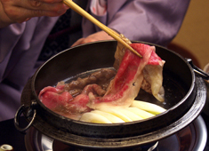 岡半本店（金田中グループ） 求人 仲居はまずすき焼きの作り方の研修からスタートいたします