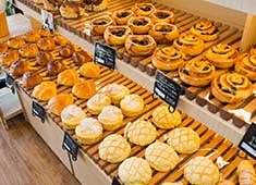 BOULANGERIE Cafe Ruban（リュバン）、RESTAURANT MEGUMI（メグミ）／株式会社フローラ企画 求人 ベーカリーカフェでは、乳化剤やイーストフードを使わず焼き上げたパンを提供します。