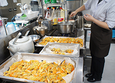 株式会社コスモプラン（COSMO PLAN co.,ltd.） 求人 40食～60食ほどの規模なので、しっかりとした手作りの味を提供することができます。